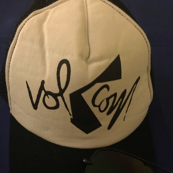 Cute VOLCOM Graphic Logo Trucker Hat! - Picture 2 of 4